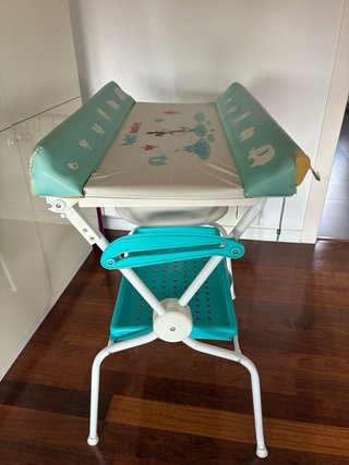 Cambiador de bebé con bañera
