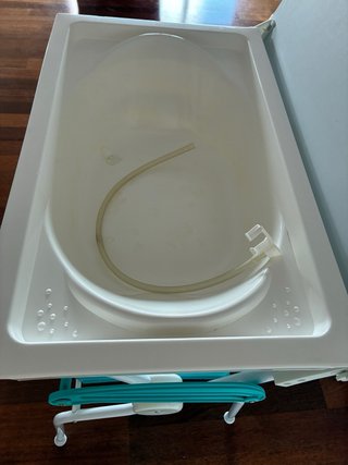Cambiador de bebé con bañera