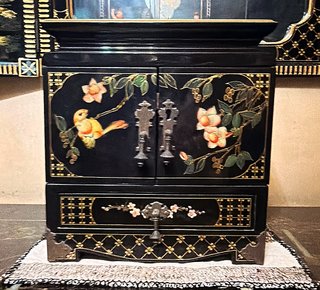 Mueble joyero pequeño con pájaros