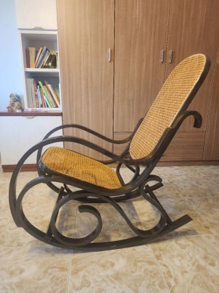 Mecedora antigua ratán y madera