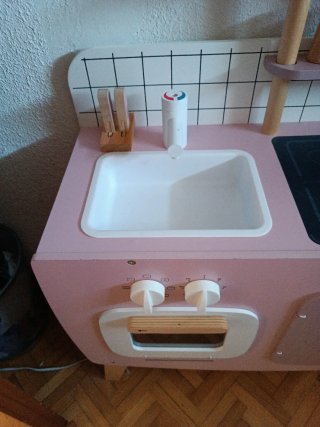 Cocinita de madera rosa