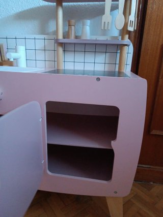 Cocinita de madera rosa