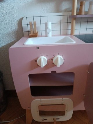 Cocinita de madera rosa