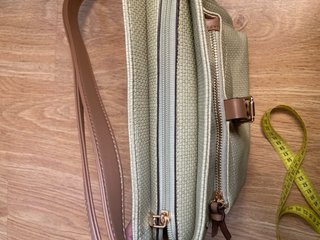 Bolso bandolera beige y marrón