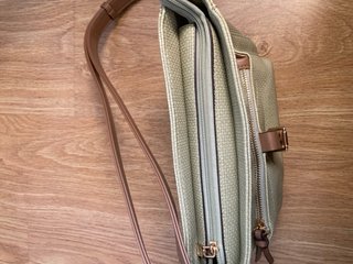 Bolso bandolera beige y marrón