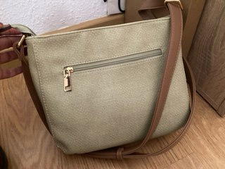 Bolso bandolera beige y marrón
