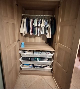 Cómoda de madera para dormitorio y armario.