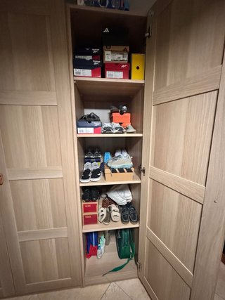 Cómoda de madera para dormitorio y armario.