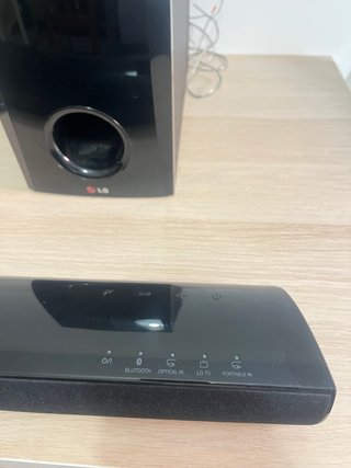 Barra de Sonido LG Negra con Subwoofer.