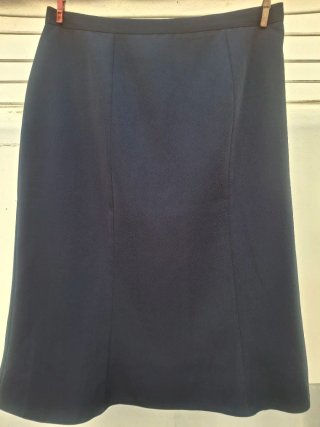 Falda azul talla 48.  Medidas en descripción