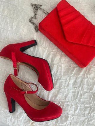Zapatos rojos de tacón con tira y bolso de regalo