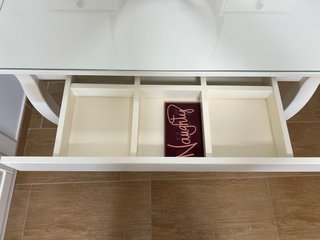 Tocador IKEA con espejo ovalado.