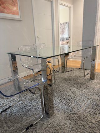 Tavolo in vetro con gambe in metallo