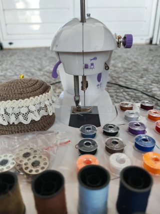 Máquina de coser infantil con accesorios