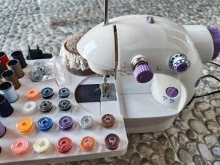 Máquina de coser infantil con accesorios