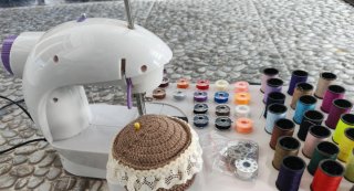 Máquina de coser infantil con accesorios