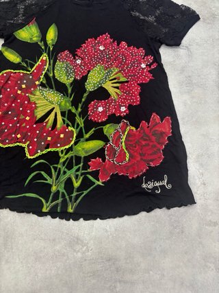 Maglia Desigual con fiori rossi e pizzo