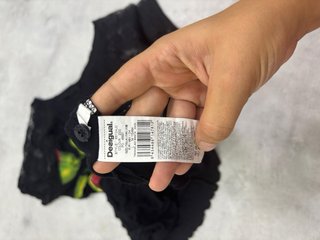 Maglia Desigual con fiori rossi e pizzo