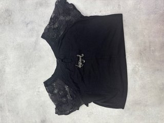 Maglia Desigual con fiori rossi e pizzo