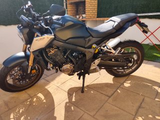 Honda CB 650 R Negra y Dorada