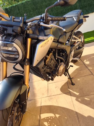 Honda CB 650 R Negra y Dorada