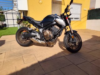 Honda CB 650 R Negra y Dorada
