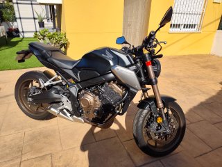 Honda CB 650 R Negra y Dorada