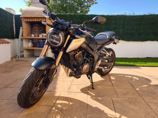 Honda CB 650 R Negra y Dorada