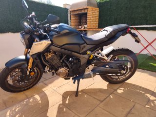 Honda CB 650 R Negra y Dorada