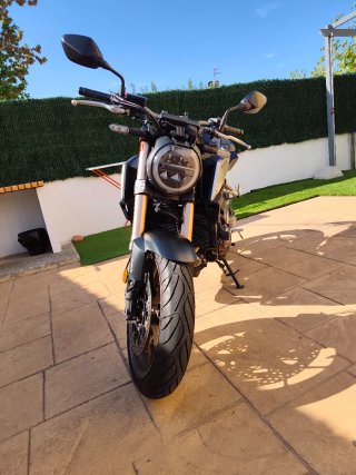 Honda CB 650 R Negra y Dorada