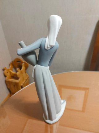 Figura Lladró Mujer con Cántaro Porcelana