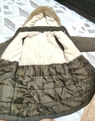 Parka niña verde con capucha. Talla 12-13 años