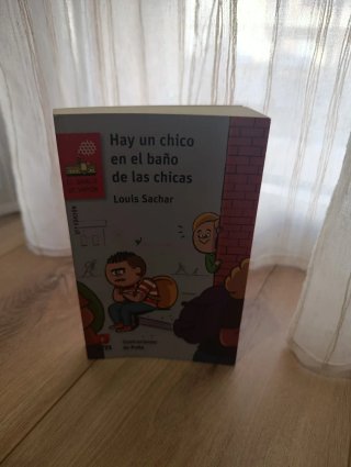 Hay un chico en el baño de las chicas