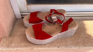 Sandalias rojas de cuña