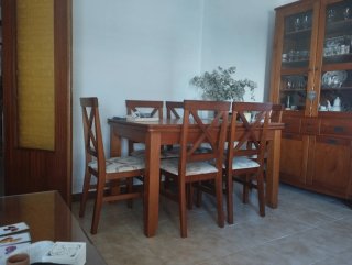 Mesa de comedor y 6 sillas de madera