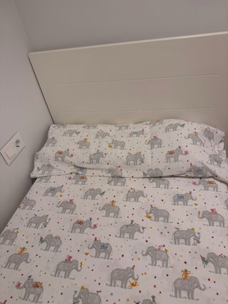 Cama individual con cajón extraíble.