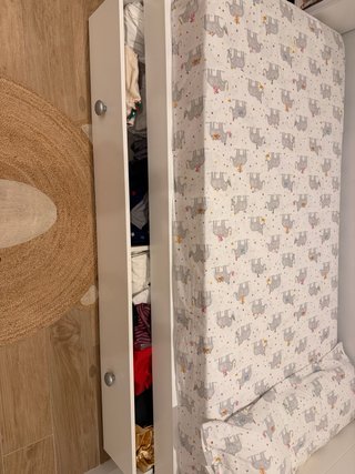 Cama individual con cajón extraíble.