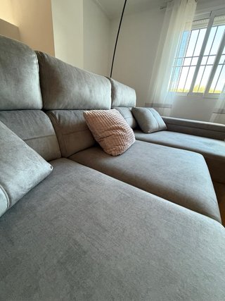 Sofá chaiselongue gris claro