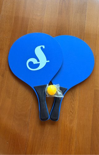 Raquetas de playa de madera con pelota