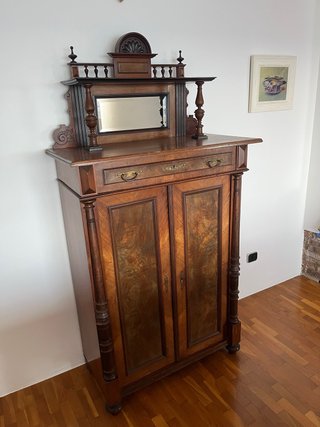 Armario antiguo de madera con espejo