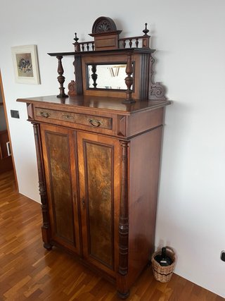 Armario antiguo de madera con espejo