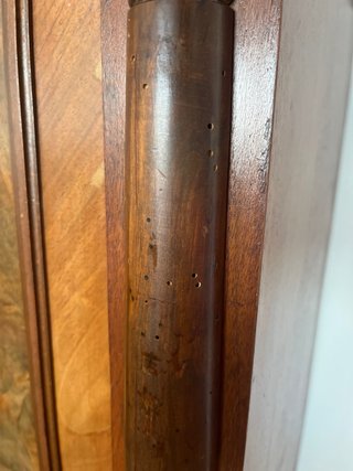 Armario antiguo de madera con espejo