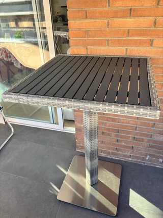 Mesa alta bar imitación madera en Sant Joan Despi