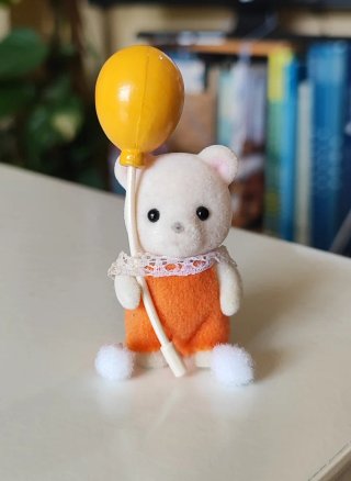 Bebé Oso Blanco + Cuna + Globo + Comida Sylvanian
