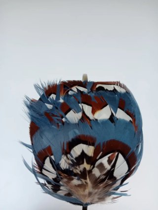 Diadema con tocado de plumas azul y marrón