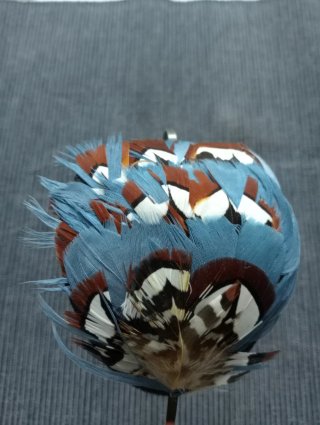 Diadema con tocado de plumas azul y marrón