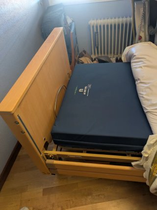 cama hospitalaria articulada y grúa eléctrica