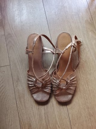 Sandalias doradas piel tacón talla 40