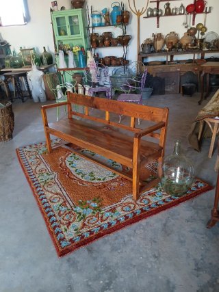 Banco de madera antiguo. C.N.T.E