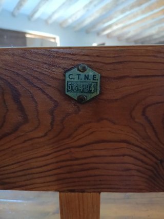 Banco de madera antiguo. C.N.T.E